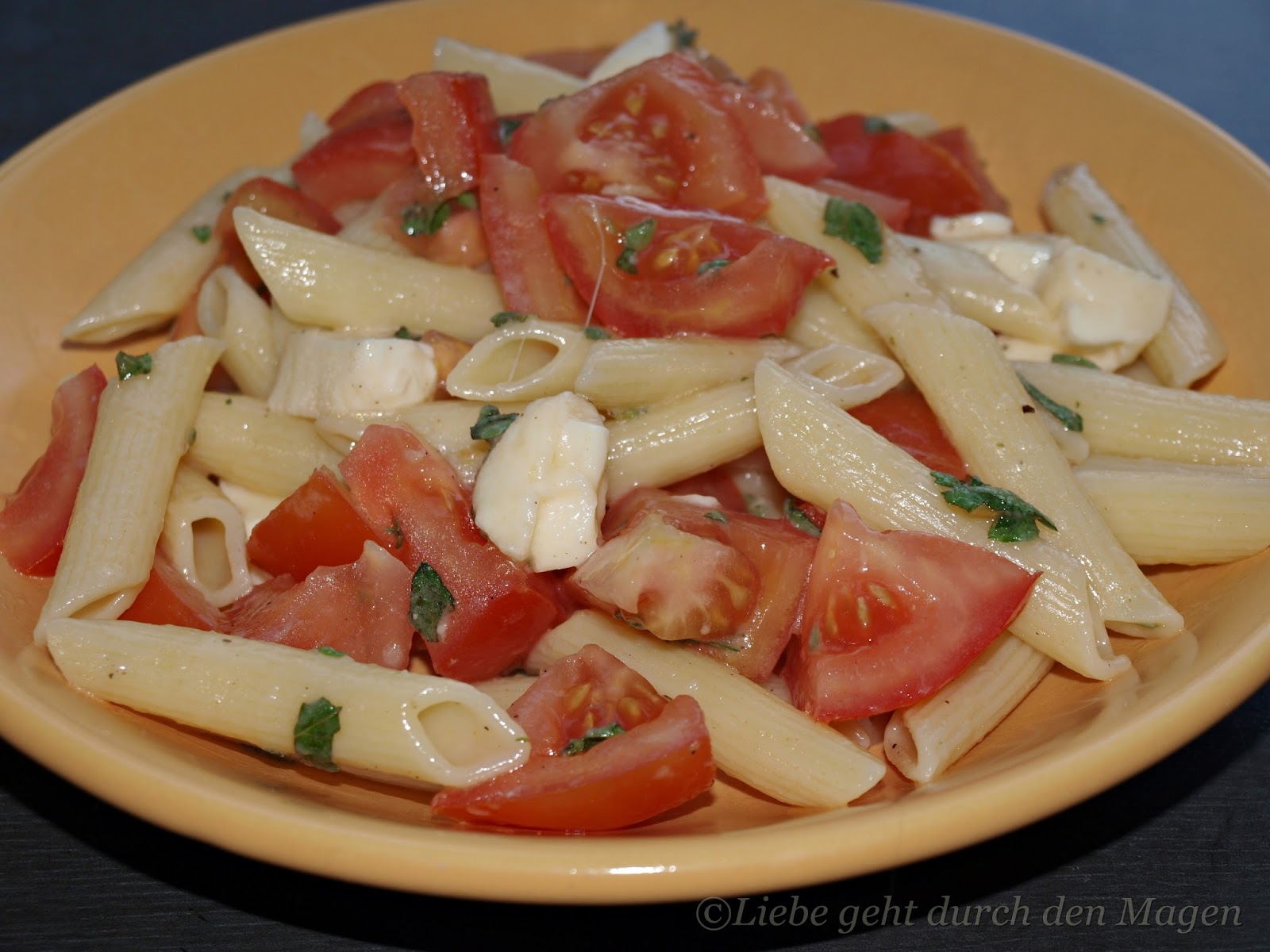 Liebe geht durch den Magen: Nudeln mit Tomaten und Mozzarella