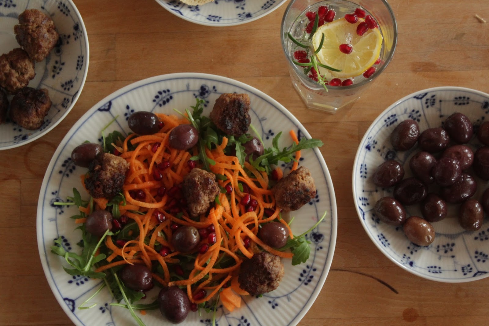 Salat mit Cranberry-Dressing und Hackbällchen | Küchenliebelei