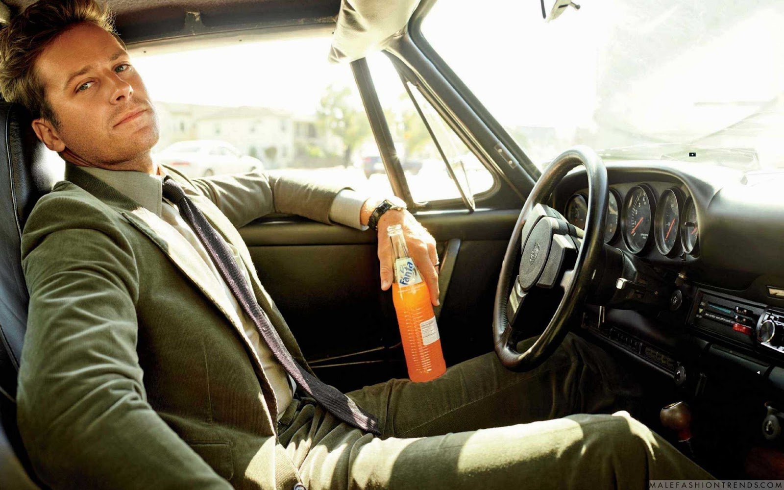 Armie Hammer posa en dinámicos looks para GQ US