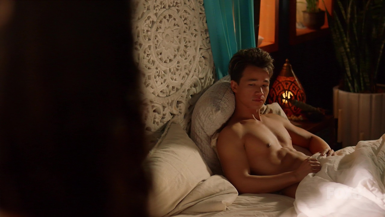 Shannon Kook shirtless in The 100 6-04 "The Face Behind The Glass"...