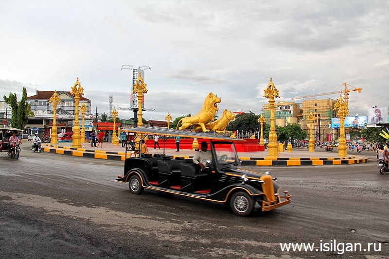 Памятник Золотым  Львам. Город Сиануквиль. Камбоджа