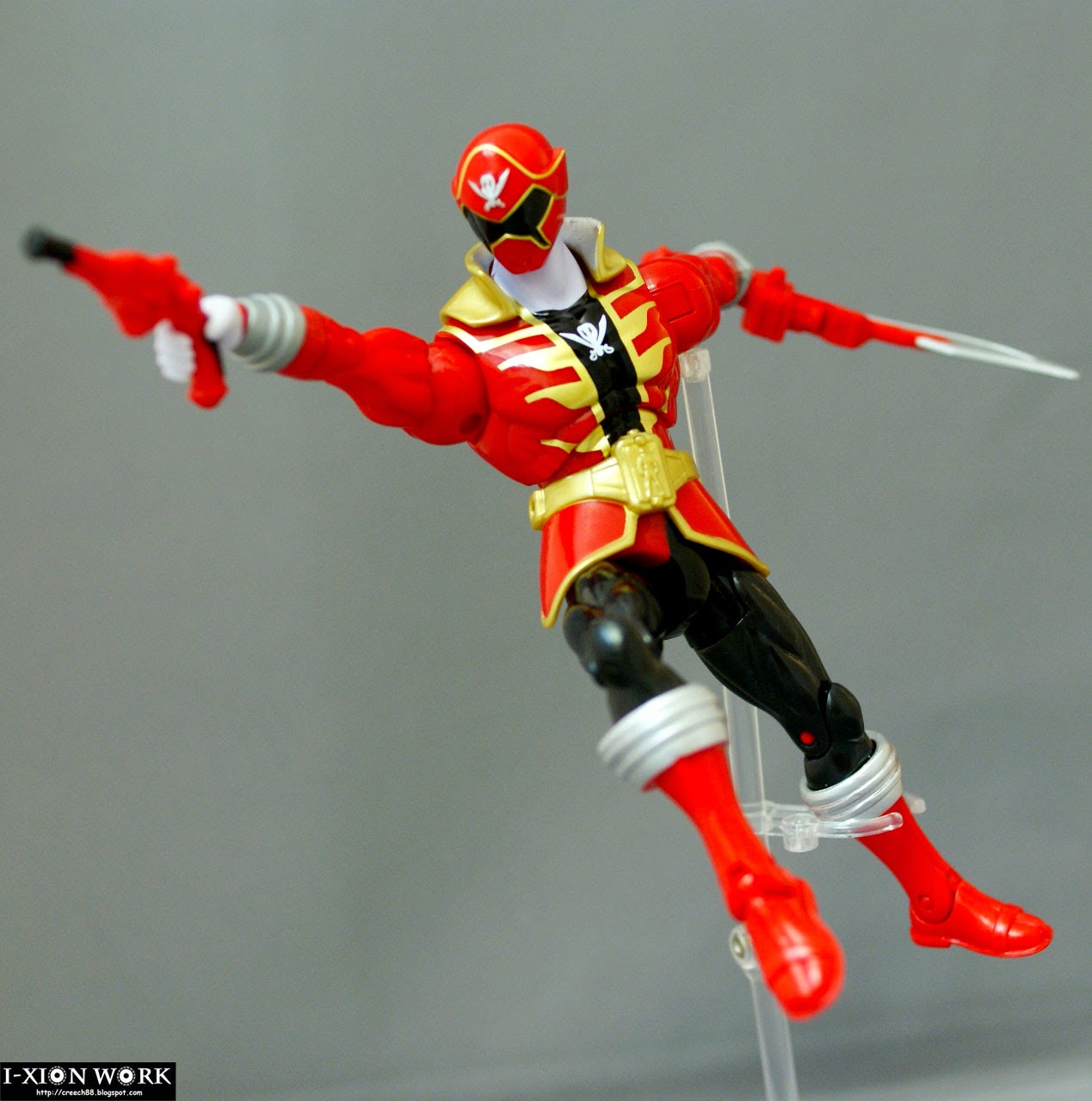 一眼看穿: Power Rangers Super Megaforce - Armored Super Mega Red