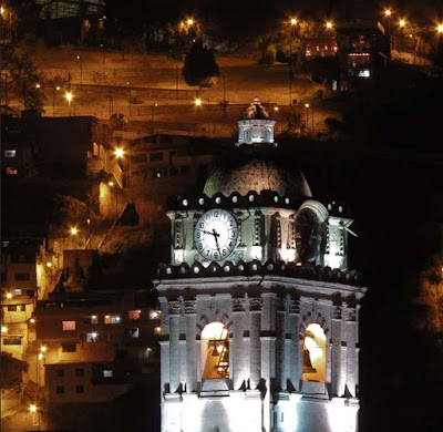 Tour paseo turístico por la ciudad de Quito en la noche