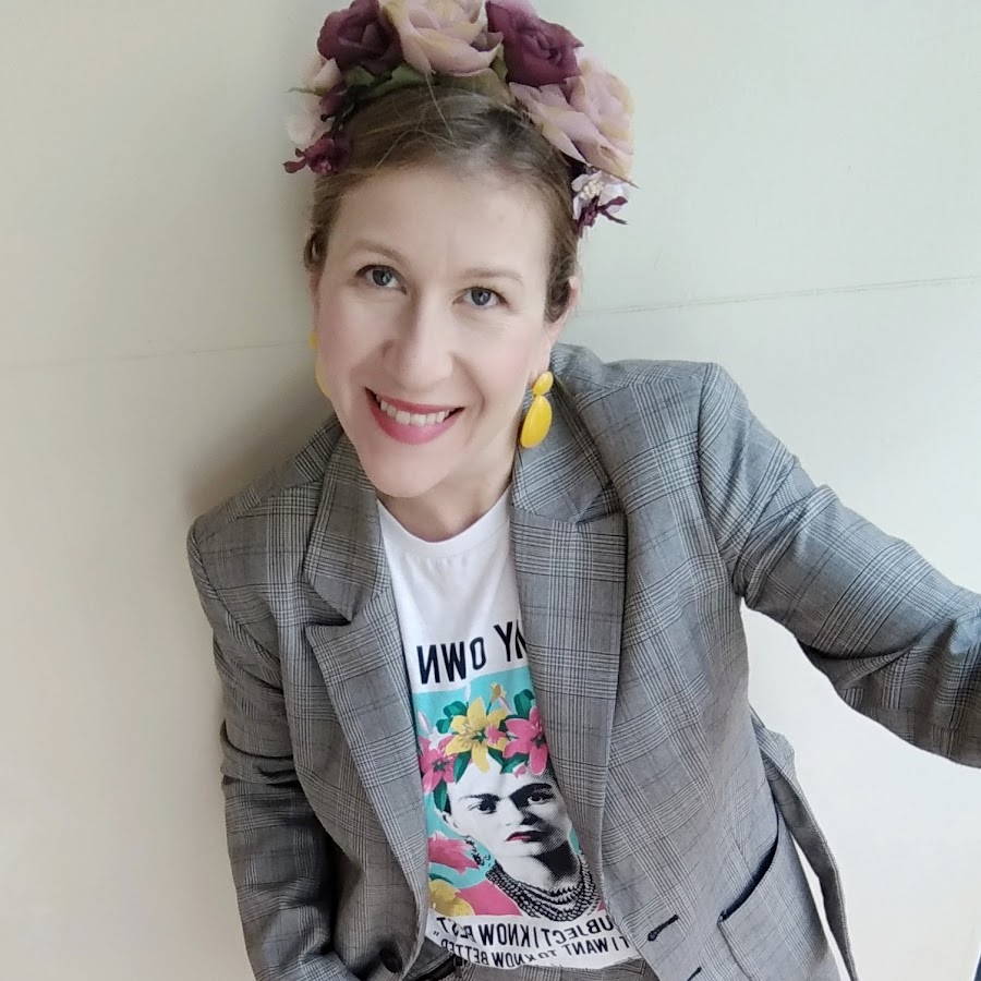 Camiseta Frida y traje cuadros