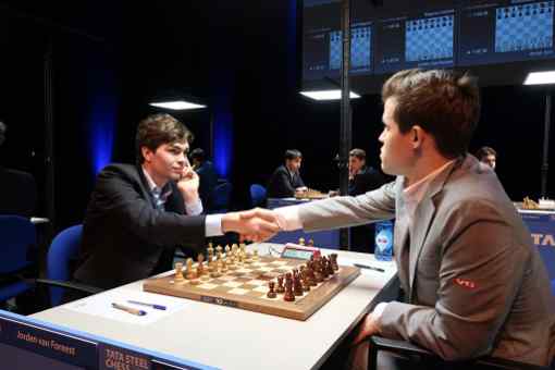 Pour sa première partie contre le champion du monde Magnus Carlsen, le jeune grand maître d'échecs néerlandais Jorden Van Foreest (18 ans, 2612 Elo) lui a rejoué la ligne de la Sveshnikov de Fabiano Caruana - Photo © Fiona Steil-Antoni Pour sa première partie contre le champion du monde Magnus Carlsen, le jeune grand maître d'échecs néerlandais Jorden Van Foreest (18 ans, 2612 Elo) lui a rejoué la ligne de la Sveshnikov de Fabiano Caruana - Photo © Fiona Steil-Antoni