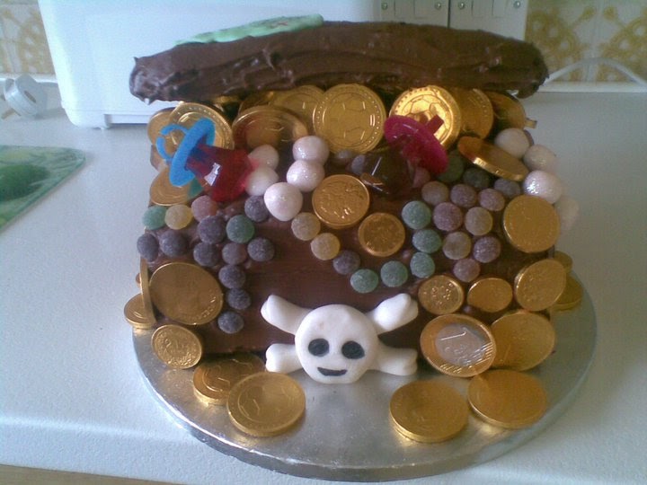 Laura Loves Cake Childrens treasure chest cake
