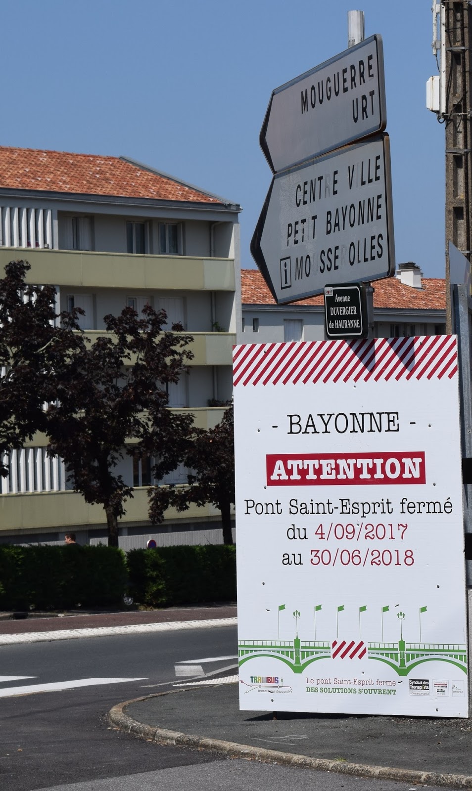 Retours vers les BassesPyrénées Le pont SaintEsprit dans les