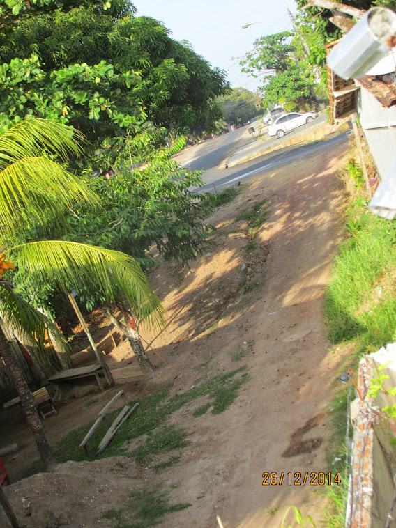 O SERVIÇO QUE A PREFEITURA DE MACAPÁ FEZ NA AV. MÃE LUZIA, TRANSFERIU O ESGOTO PARA O FIM DA AV.