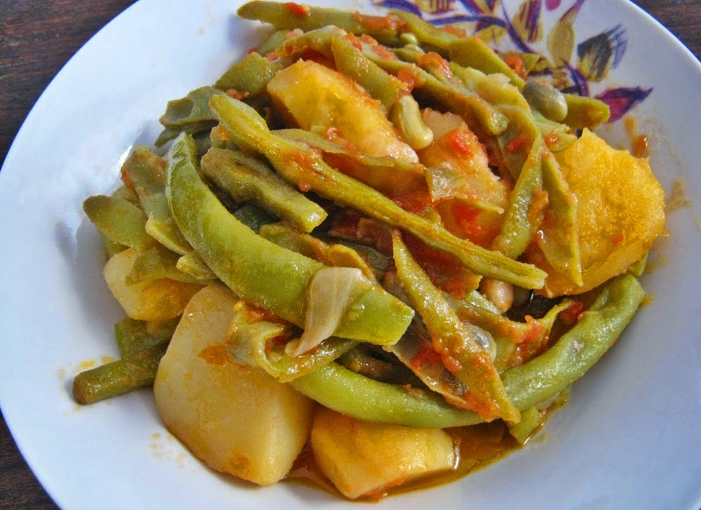 Fasolakia me patates kai giachni (green beans with potatoes and stew