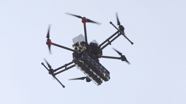 Drone σε χαμηλή πτήση πάνω από στρατόπεδο