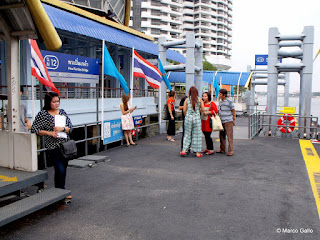 LOS BARCOS PUBLICOS DEL RIO CHAO PHRAYA, BANGKOK. TAILANDIA