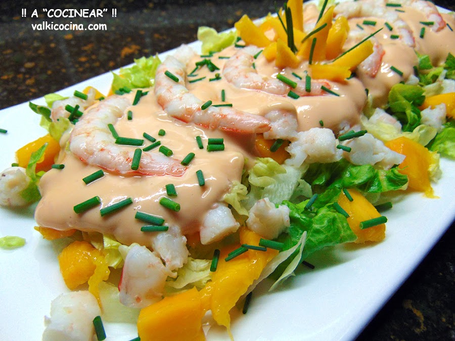 Ensalada de mango y gambas con salsa rosa