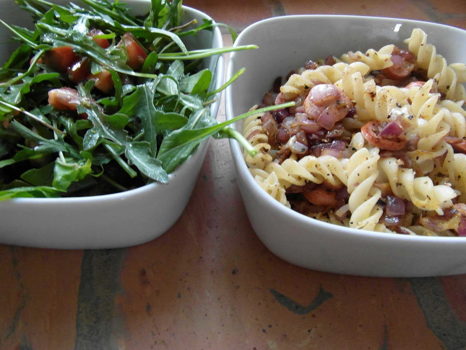 Garfields große Leidenschaft: Wienerle-Nudeln mit Rucola-Tomatensalat Garfields große Leidenschaft: Wienerle-Nudeln mit Rucola-Tomatensalat