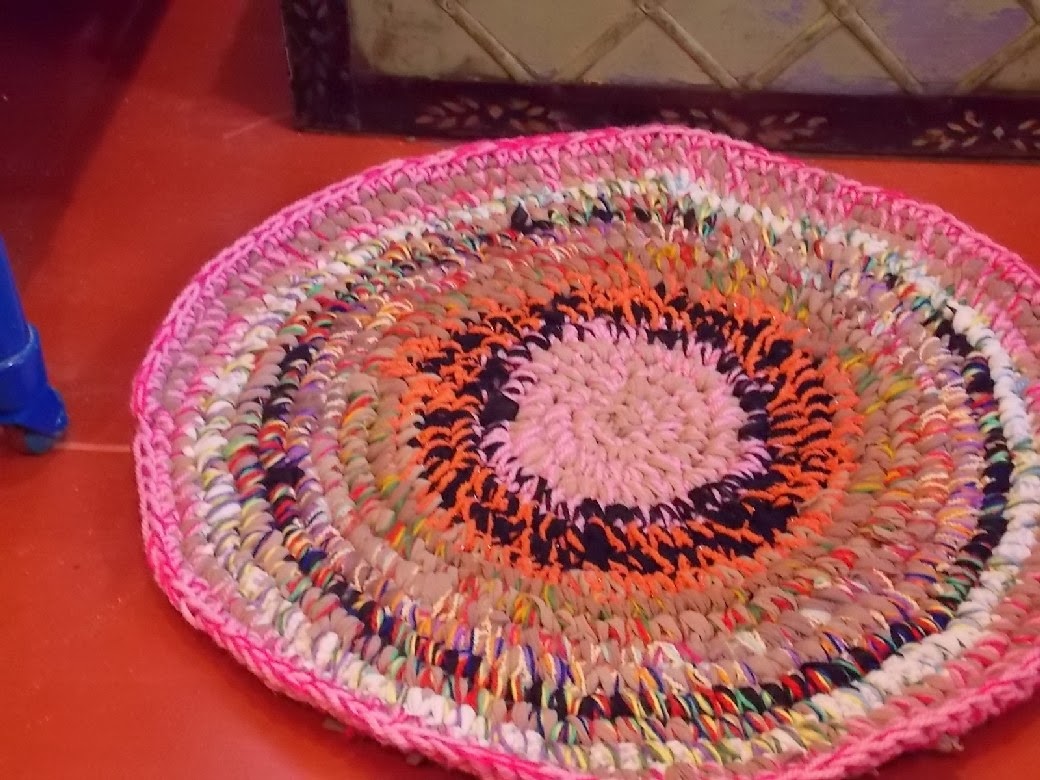 вязание коврика колготками. коврик из капроновых колготок. половик из капроновых колготок. коврики своими руками. коврик из ниток для вязания.