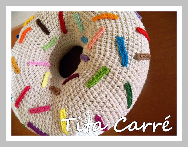 Almofada Donut com confeitos coloridos em crochet