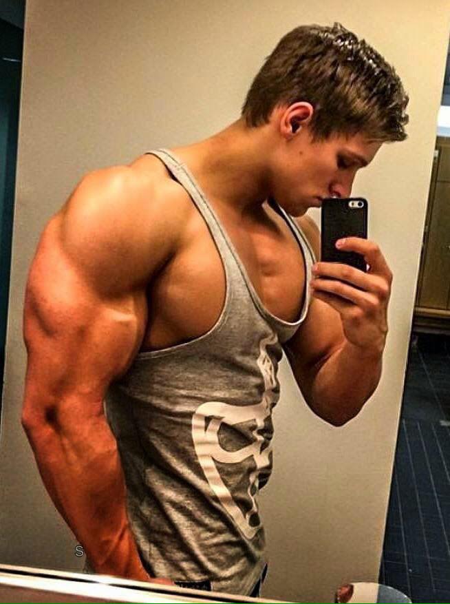 Steve Kris flexing