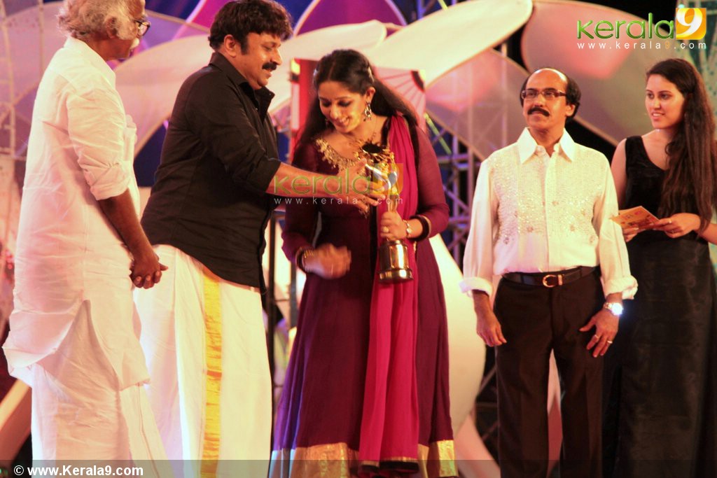 . kavya madhavan at surya tv film awards 2012 pictures