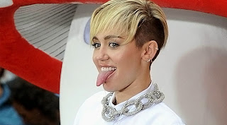 Pose Miley Cyrus Menjulurkan Lidah
