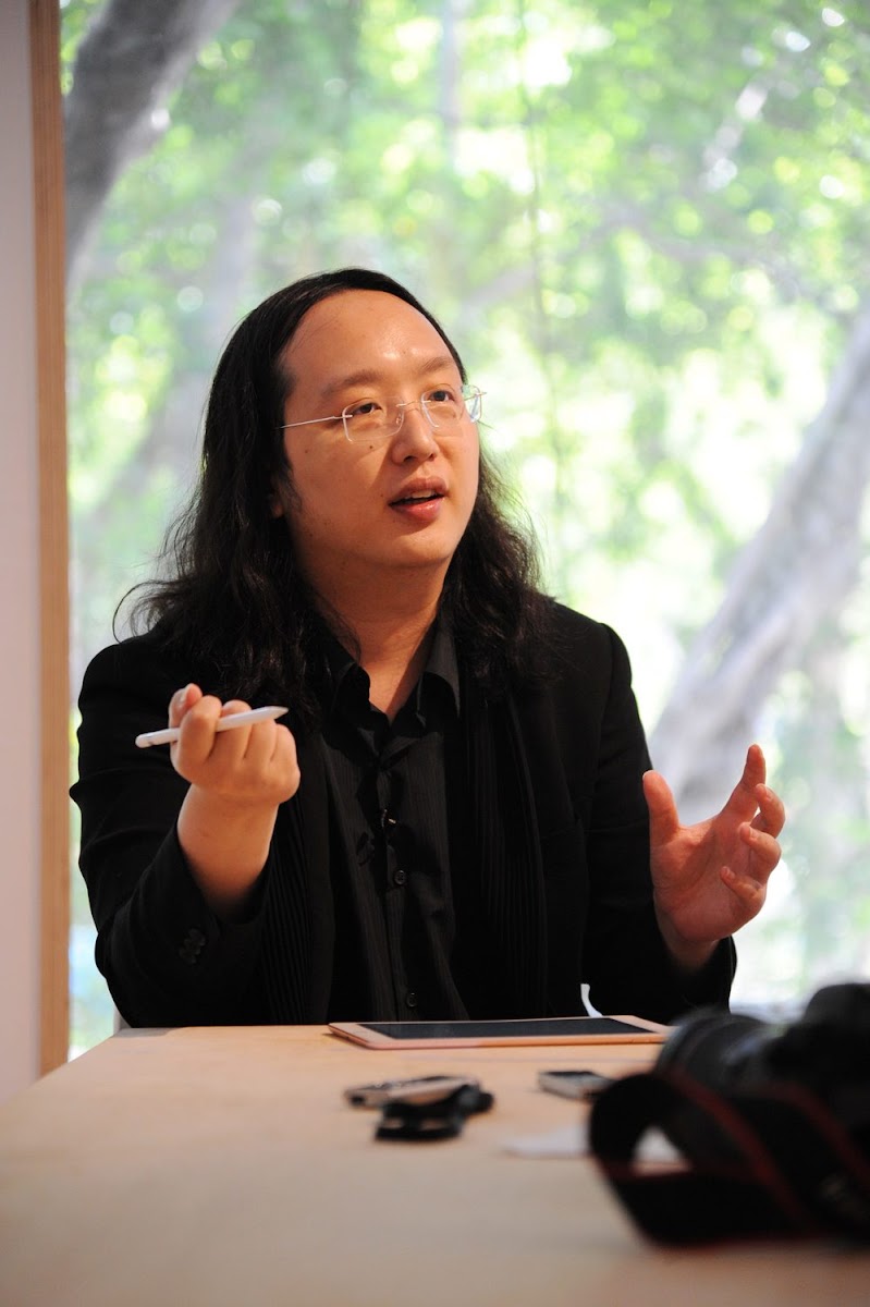 微軟跟Google都陸續在台灣宣布成立AI研發中心，對於國內產業及發展有什麼應用? 行政院政務委員唐鳳表示AI是個觸媒，有助於整合社會產業與社會關係。