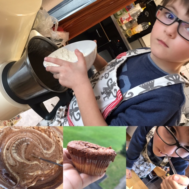 mi hijo disfrutando en la cocina