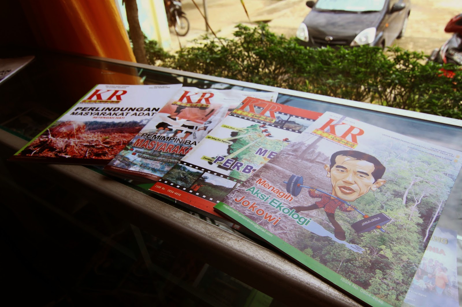 Majalah Kalimantan Review yang diterbitkan oleh Institut Dayakologi