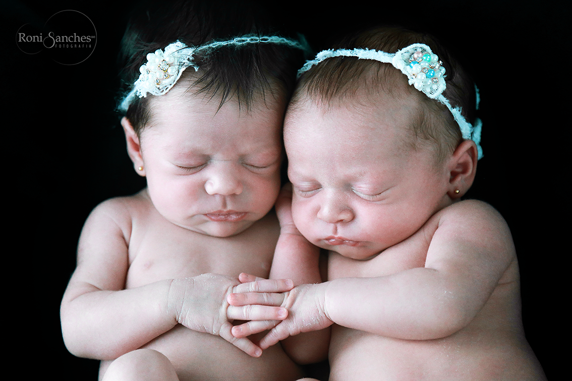 recém-nascidas gêmeas