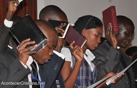 Cristianos alabando en iglesia de Uganda