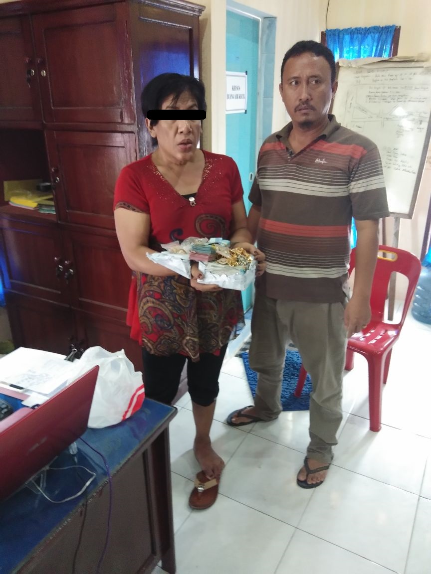 Tersangka saat diamankan polisi. Tersangka saat diamankan polisi.