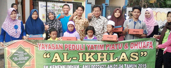 Kegembiraan anak-anak yatim usai santunan dari Donatur Yayasan.