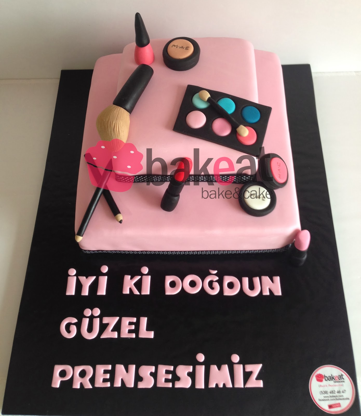 Makyaj Temalı Pasta ve Kurabiyeler