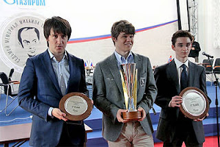 Le podium du Mémorial Tal : Teimour Radjabov (3e), Magnus Carlsen (1er) and Fabiano Caruana (2e) - Photo © ChessBase 