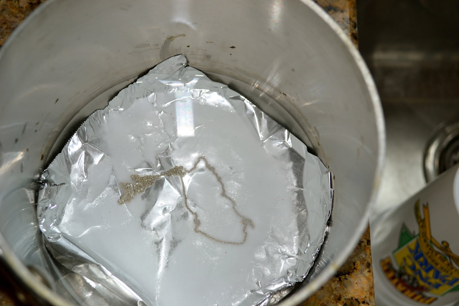 Почистить серебро в домашних сода фольга. Чистка серебра. Чистка серебра фольгой. Фольга и сода. Чистка серебра в домашних с фольгой.