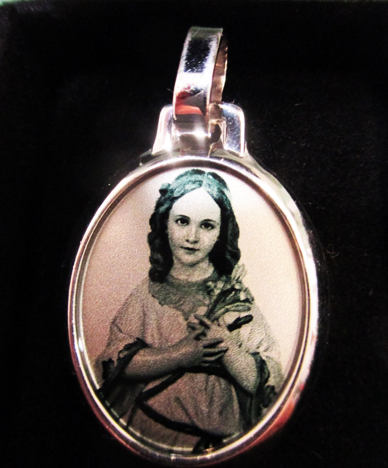 Medalla de la Virgen Niña en plata rodinada