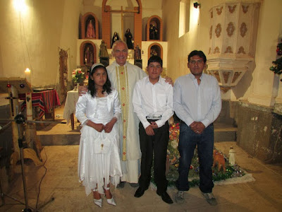Im Jahresschlussgottesdienst haben meine beiden Patenkinder aus Uyuni Erstkommunion gefeiert