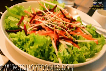 corner tree cafe raw orrganic salad