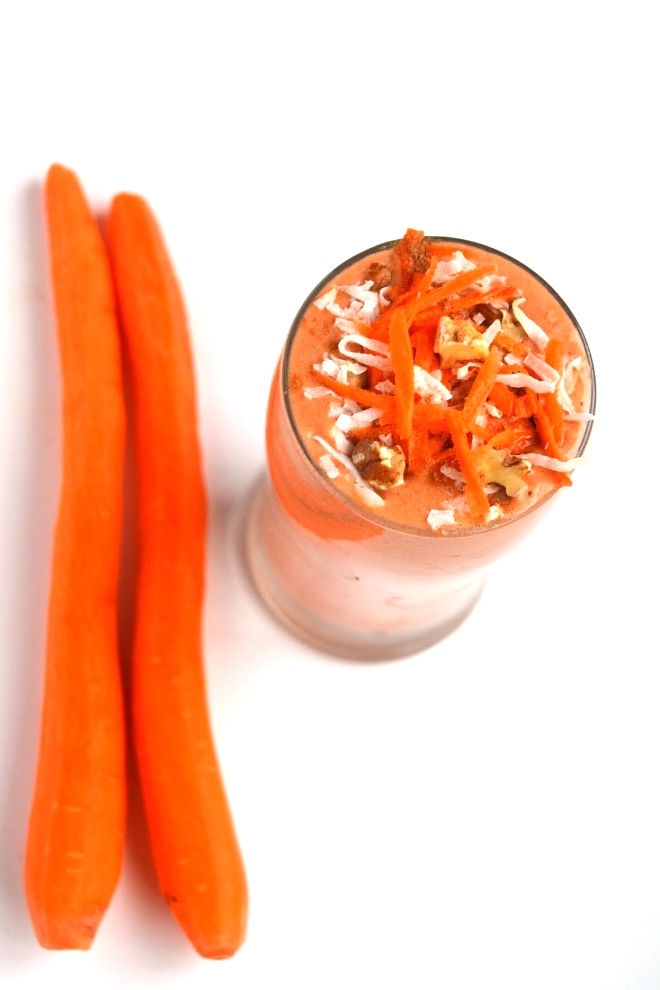 This Carrot Cake Smoothie tastes like your favorite carrot cake dessert but is made healthy with carrots, bananas and Greek yogurt and is topped with walnuts and shredded coconut! www.nutritionistreviews.com