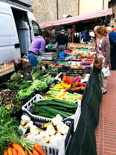 market-san-gimignano