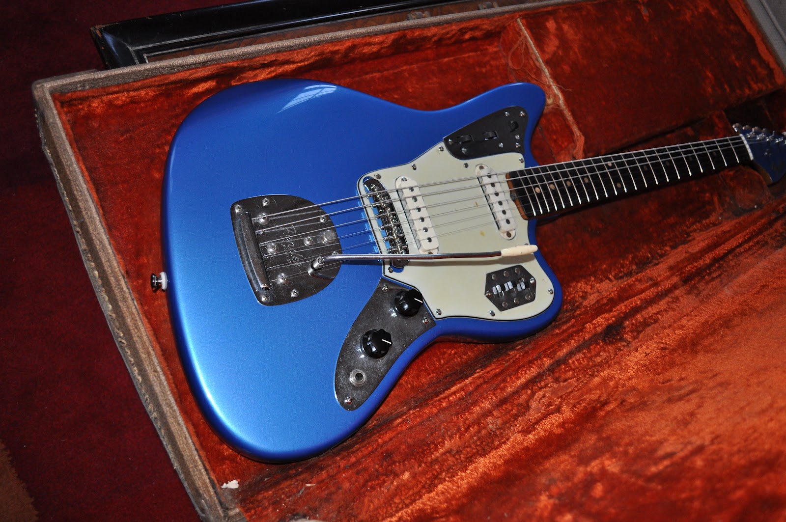The Guitar Garage Saving a fretless, 9string 1963 Fender Jaguar neck