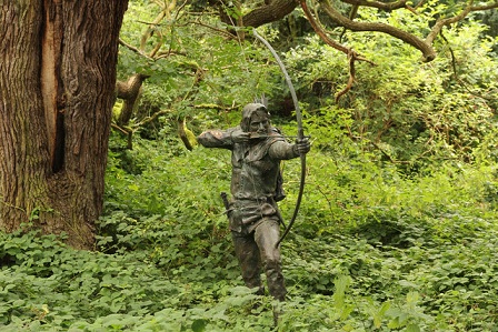 Robin Hood szobra a sherwoodi erdőben