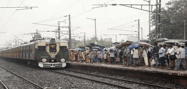 فيديو: معجزة إلهية.. نجاة رضيعة مرّ القطار فوقها!