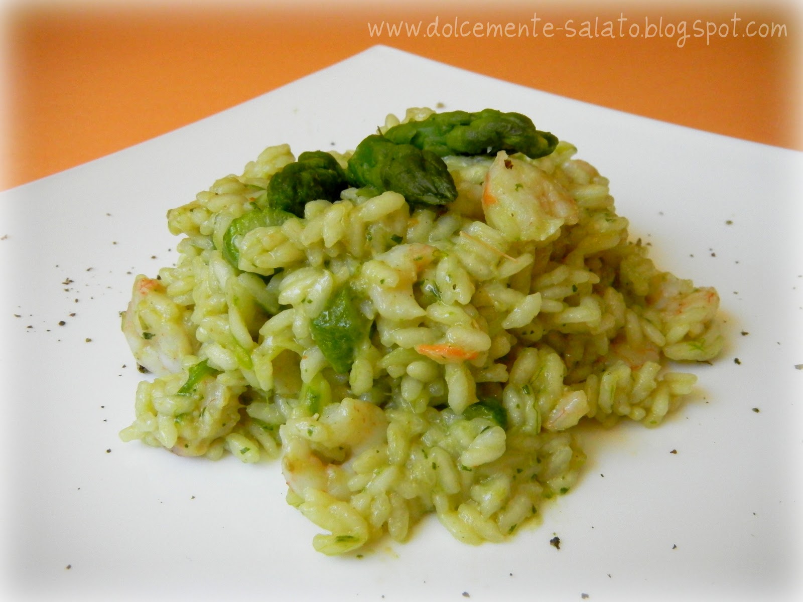 DOLCEmente SALATO Risotto al pesto con asparagi, gamberetti e pepe verde