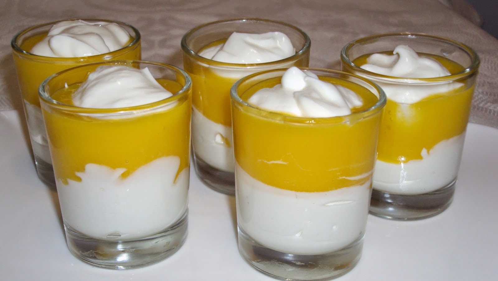 Un plato del día CREMA DE YOGUR GRIEGO Y QUESO CON MELOCOTÓN