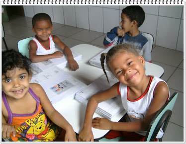 Crianças felizes com os livros do projeto Aymará