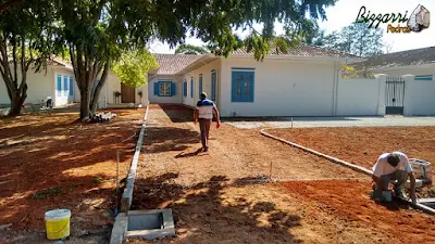 Execução da guia de pedra com a pedra folheta de granito na cor cinza claro para executar as ruas de pedra sendo rua calçada com pedrisco onde vamos fazer a execução do paisagismo em sede da fazenda em Atibaia-SP.