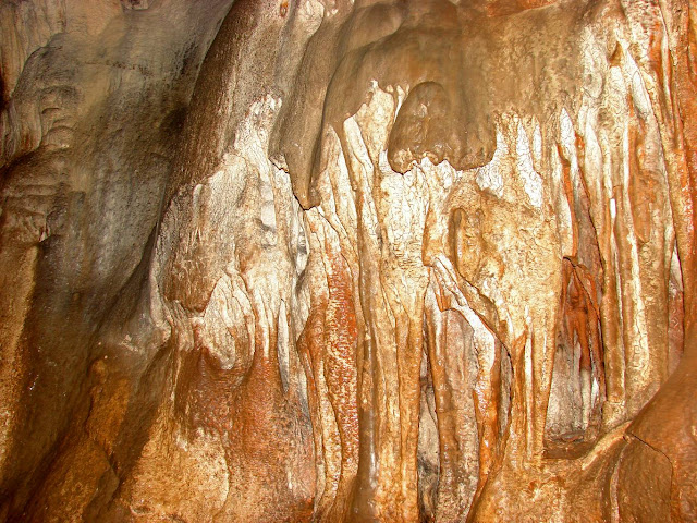 Известковые натёки в пещере Терпи-Коба