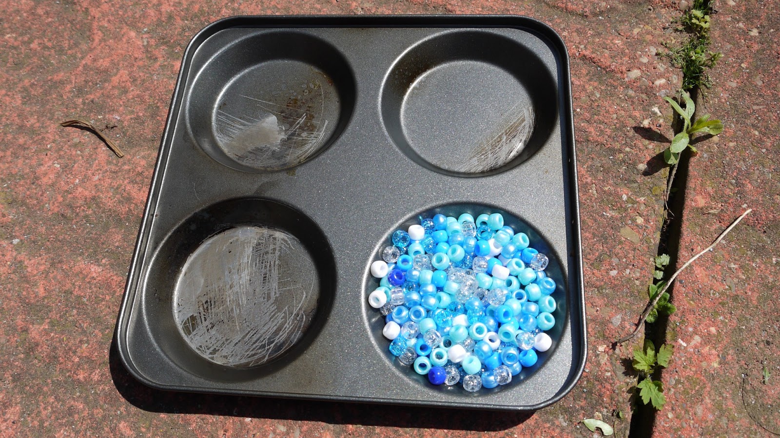 on the button Melting plastic in the microwave oven.