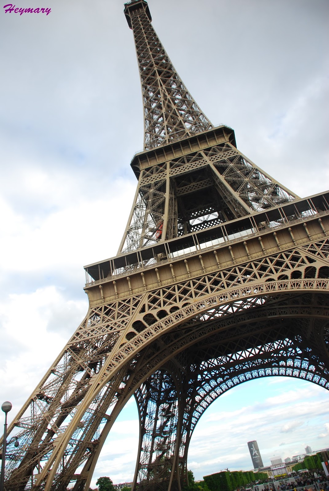 艾菲爾鐵塔Eiffel Tower 2017/05/20 1887年起建，而設計師為居斯塔夫．艾菲爾 分為三層，分別離地57.6米，115.7米，276.1米，一、二樓為餐廳，三樓為觀景台，塔座有1711級階梯，共7000噸鋼鐵，12000個金屬部件，250萬顆鉚釘，模仿人體骨頭為建，鏤空結構鐵塔，塔高300公尺，總高320公尺