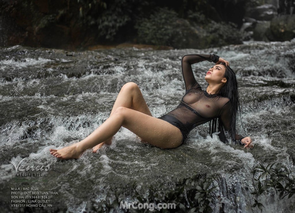 Linh Miu boldly let go of her chest in a set of photos taken under a waterfall photo 2-3