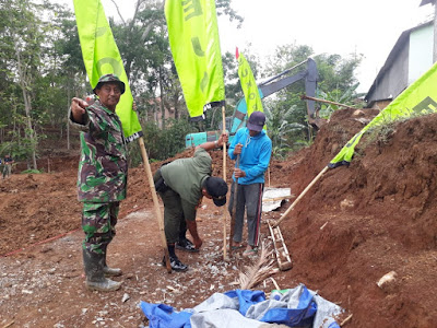WARGA PASANG UMBUL UMBUL SAMBUT KUNJUNGAN WASEV PJO MABES TNI WARGA PASANG UMBUL UMBUL SAMBUT KUNJUNGAN WASEV PJO MABES TNI
