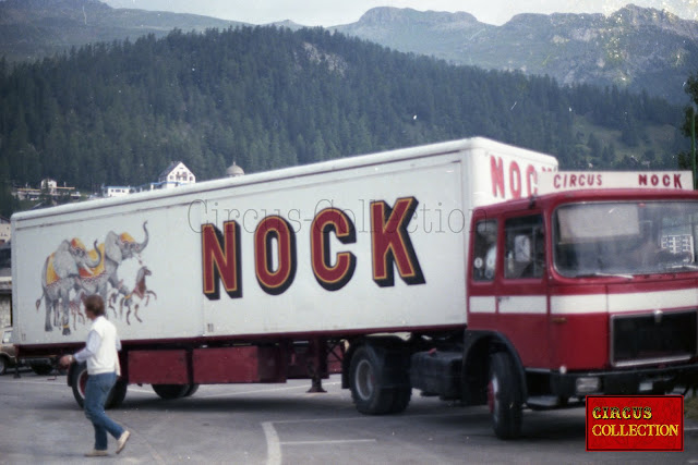 Camion du cirque Nock arrivant sur la place au bord du lac à Saint-Moritz